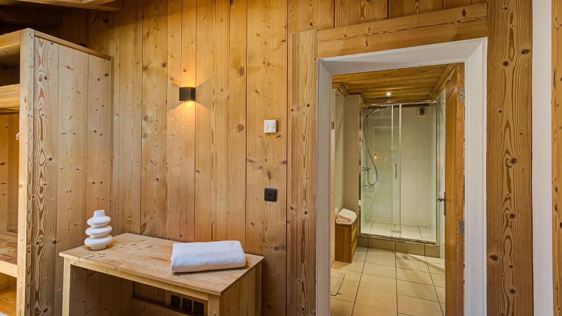 Apartment Soleil, Alpes Travel, Argentiere, Sleeps 9 Шамони