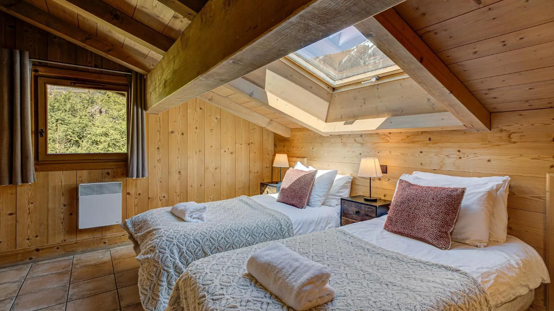 Apartment Soleil, Alpes Travel, Argentiere, Sleeps 9 Шамони