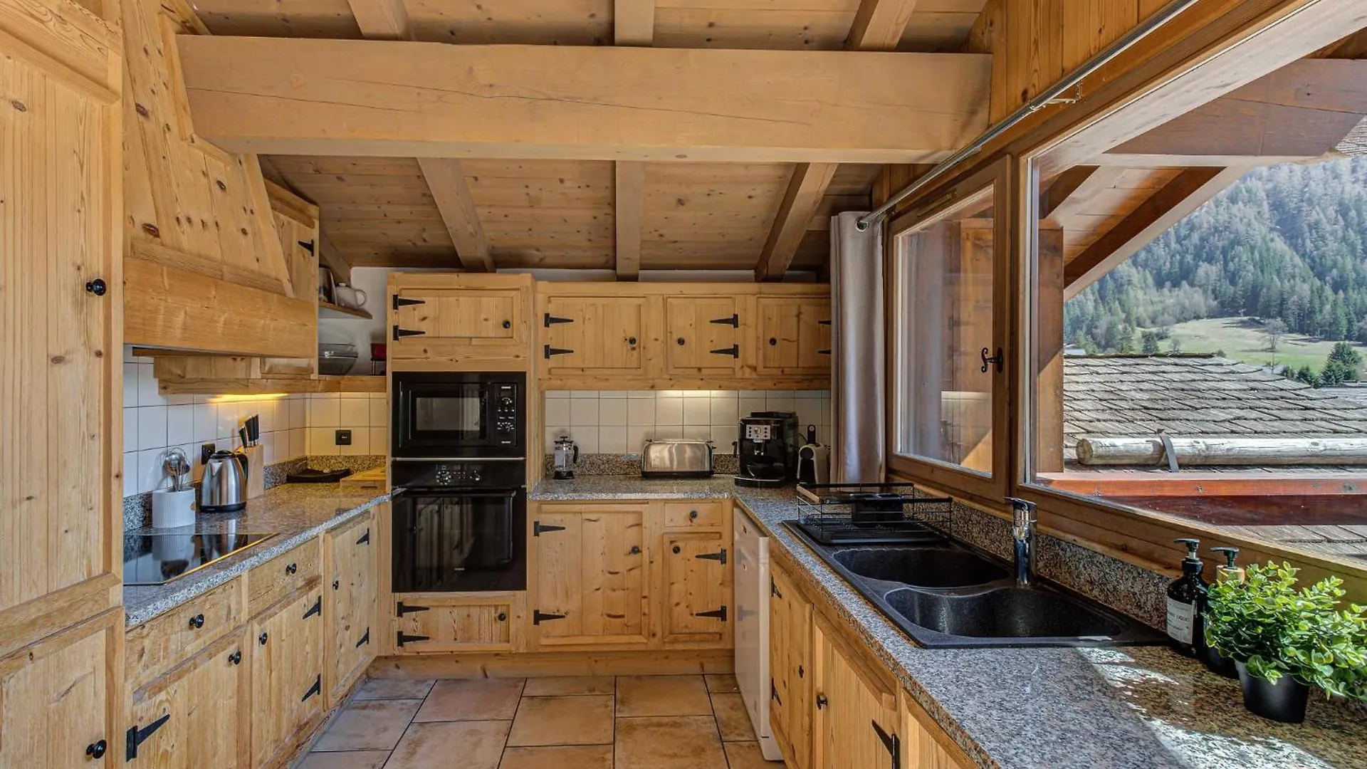 Apartment Soleil, Alpes Travel, Argentiere, Sleeps 9 Шамони Франция