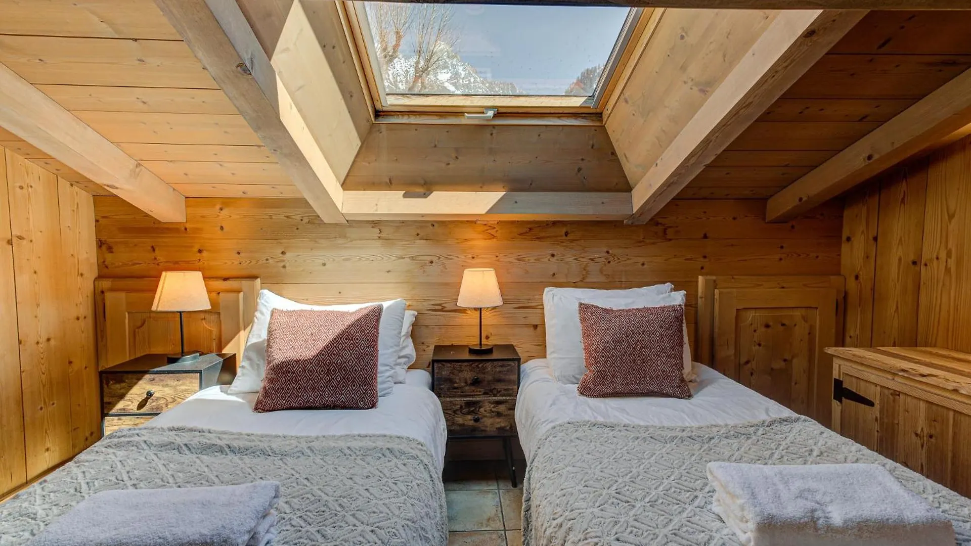 Apartment Soleil, Alpes Travel, Argentiere, Sleeps 9 Шамони