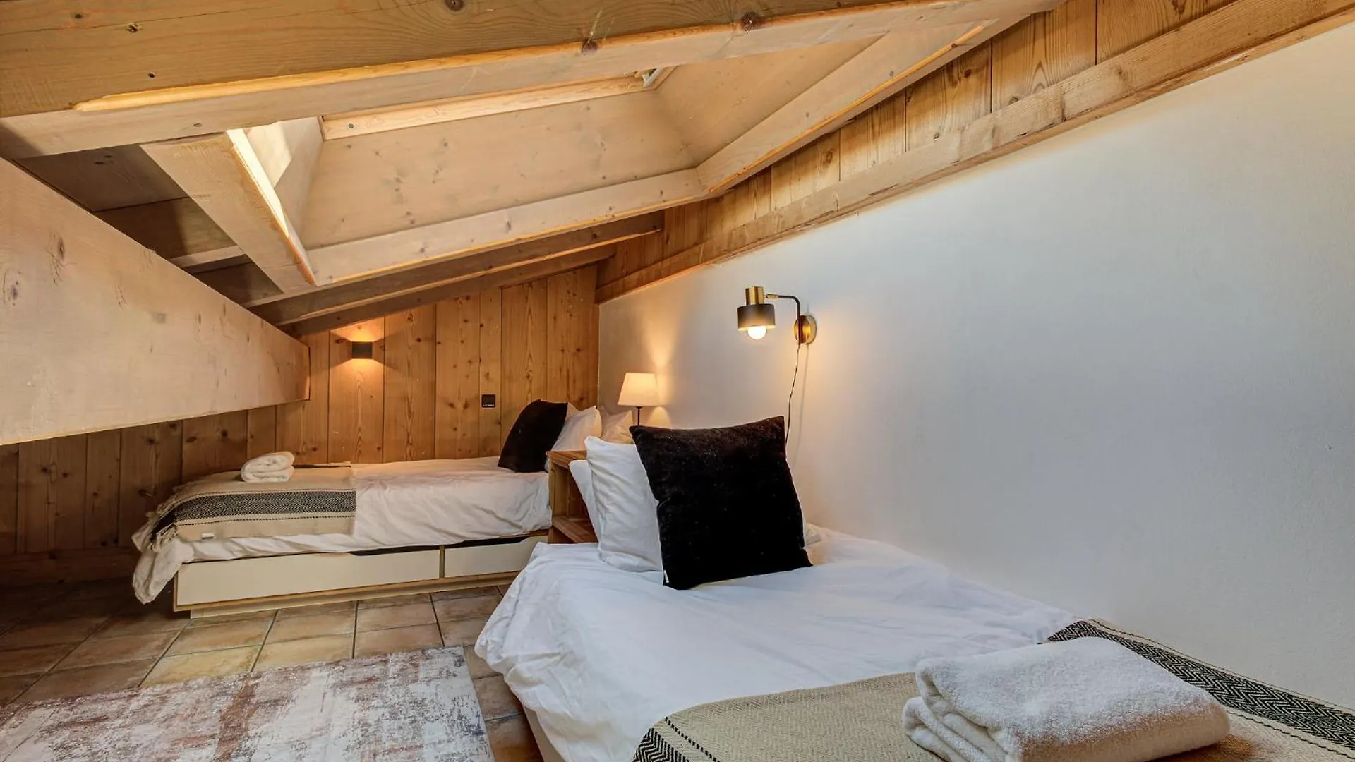 Apartment Soleil, Alpes Travel, Argentiere, Sleeps 9 Шамони